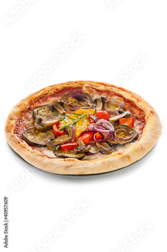 Foto: vegetarian pizza with vegetables on white background vegetarian pizza with vegetables on white background