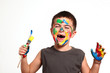 bambino gioca con i colori
