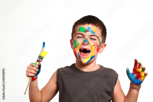 Photo: bambino gioca con i colori bambino gioca con i colori