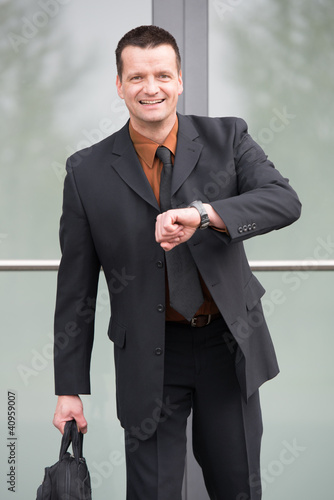 Photo: geschäftsmann macht pünktlich feierabend geschäftsmann macht pünktlich feierabend
