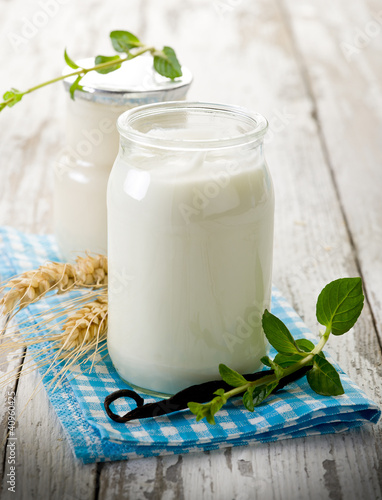 Foto: yogurt with vanilla stick and mint leaves yogurt with vanilla stick and mint leaves