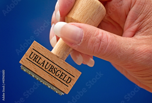 Foto: Urlaubsgeld Stempel mit Hand Urlaubsgeld Stempel mit Hand