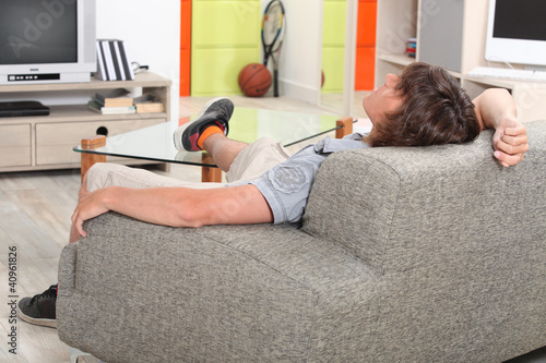 Foto: Young man at home on his sofa Young man at home on his sofa