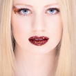 Hübsche blonde Frau mit Strass Steine auf Lippen Hübsche blonde Frau mit Strass Steine auf Lippen