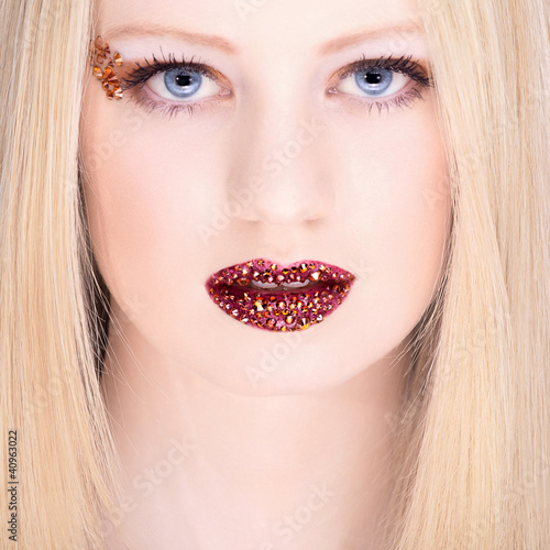 Foto: Hübsche blonde Frau mit Strass Steine auf Lippen Hübsche blonde Frau mit Strass Steine auf Lippen
