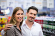 Junges Paar geht zusammen einkaufen im Supermarkt