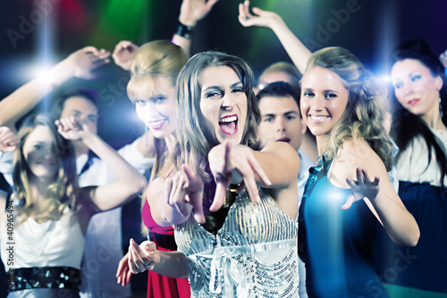 Foto: Leute tanzen in Club oder Disco Party Leute tanzen in Club oder Disco Party