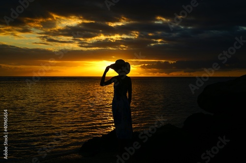 Photo: silhouette féminine devant le soleil couchant silhouette féminine devant le soleil couchant
