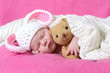 Baby mit Teddy im Arm
