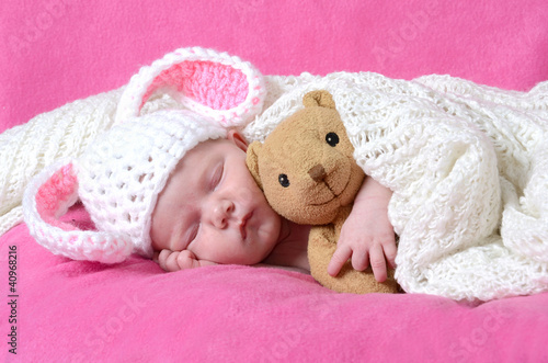 Photo: Baby mit Teddy im Arm Baby mit Teddy im Arm