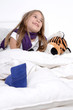 Mädchen mit Gipsfuß im Bett
