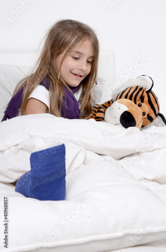 Photo: Mädchen mit Gips mit Kuscheltier Mädchen mit Gips mit Kuscheltier