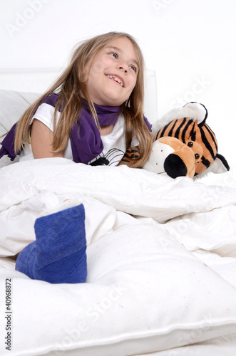 Photo: Mädchen mit Gipsfuß im Bett Mädchen mit Gipsfuß im Bett