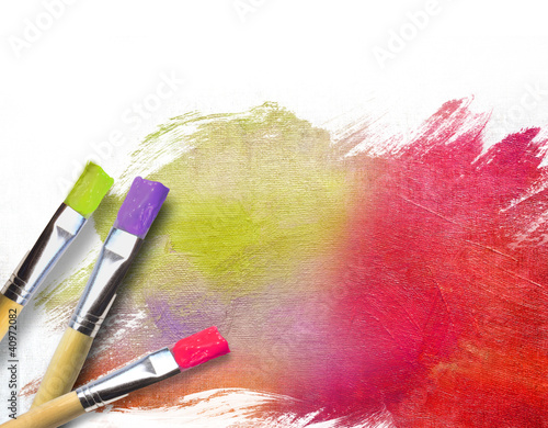 Foto: Artist brushes with a half finished painted canvas Artist brushes with a half finished painted canvas