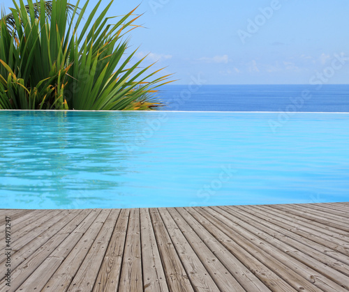 Photo: piscine à débordement, margelle bois piscine à débordement, margelle bois