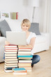 junge frau mit laptop und büchern junge frau mit laptop und büchern