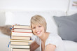 lachende frau mit büchern zu hause lachende frau mit büchern zu hause