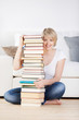 blonde frau mit einem stapel bücher blonde frau mit einem stapel bücher