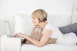 junge frau mit laptop auf dem sofa junge frau mit laptop auf dem sofa