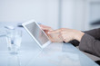 geschäftsfrau deutet auf tablet-pc