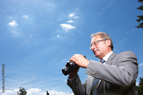 Foto: Mann mit Fernglas hält Ausschau Mann mit Fernglas hält Ausschau