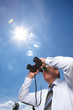 Foto: Mann mit Fernglas hält Ausschau Mann mit Fernglas hält Ausschau