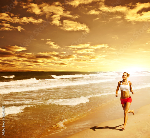 Foto: Healthy woman running on the beach Healthy woman running on the beach