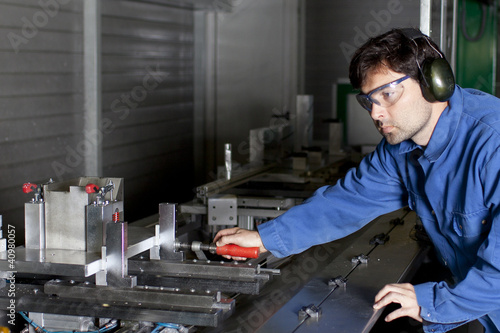 Foto: Metalworker working in fabric Metalworker working in fabric