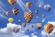 Mongolfiere e cielo azzuro con le nuvole.