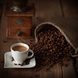 Tasse Kaffee mit Kaffeemühle