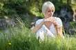 Frau spielt mit Blume