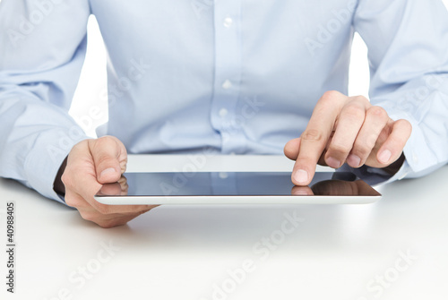 Foto: Young adult using digital tablet Young adult using digital tablet