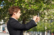 Junger Mann fotografiert mit Smartphone
