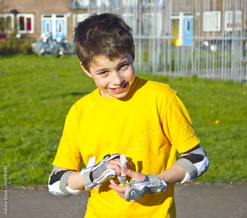 Foto: smiling teenage boy in roller-blading protection kit smiling teenage boy in roller-blading protection kit
