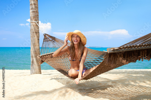 Foto: Vivacious beautiful woman in hammock Vivacious beautiful woman in hammock