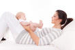 frau mit baby bett gymnastik