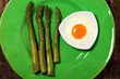 Grüner Spargel mit Spiegelei Grüner Spargel mit Spiegelei