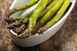 frischer roher grüner Spargel im Frühjahr frischer roher grüner Spargel im Frühjahr