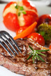 Gabel auf einem Steak vom Grill Gabel auf einem Steak vom Grill