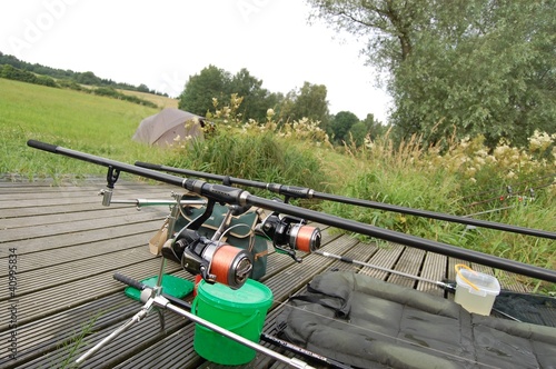 Foto: Rodpod mit Angelruten am See Rodpod mit Angelruten am See