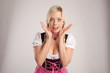 frau mit dirndl staunt