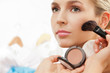 Foto: Using blush brush to apply blush on cheeks Using blush brush to apply blush on cheeks