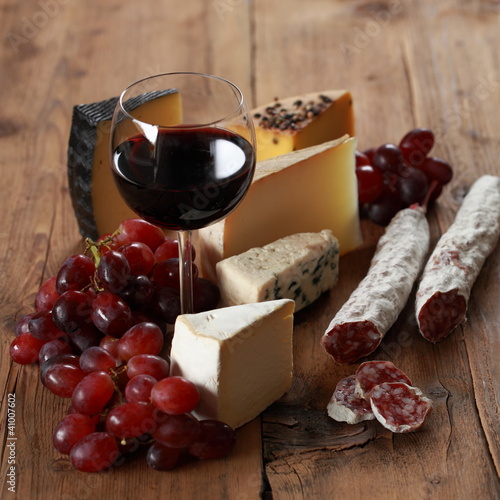 Photo: Rotwein mit Käse und Salami Rotwein mit Käse und Salami