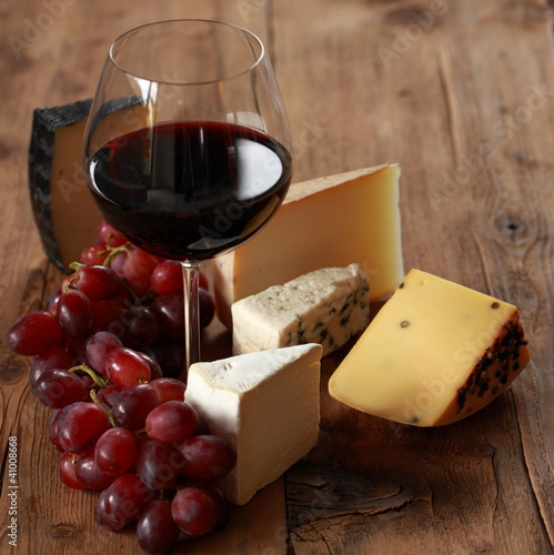 Photo: Rotwein mit verschiedenen Käsesorten Rotwein mit verschiedenen Käsesorten