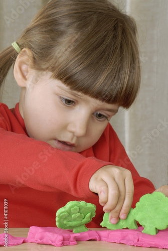 Foto: Niña jugando con plastilina. Niña jugando con plastilina.