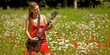 Foto: Mädchen spielt Gitarre auf Feld Mädchen spielt Gitarre auf Feld