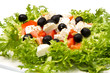 insalata fresca con pomodori, olive e mozzarella insalata fresca con pomodori, olive e mozzarella