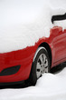 Photo: Rotes Auto im Winter mit Schnee bedeckt Rotes Auto im Winter mit Schnee bedeckt