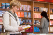 Frau in buchhandlung