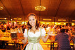 Eine schöne Frau auf dem Oktoberfest